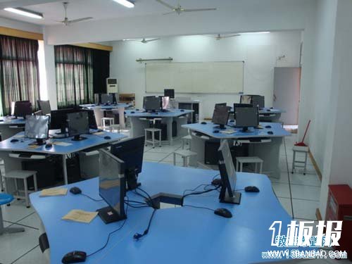 中学电脑教室布置：小组座位