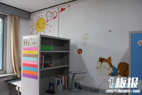 大学寝室环境布置:笑脸，睡觉的狐狸