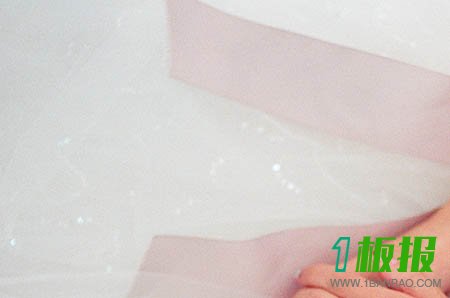 设置障碍让宝宝拿玩具